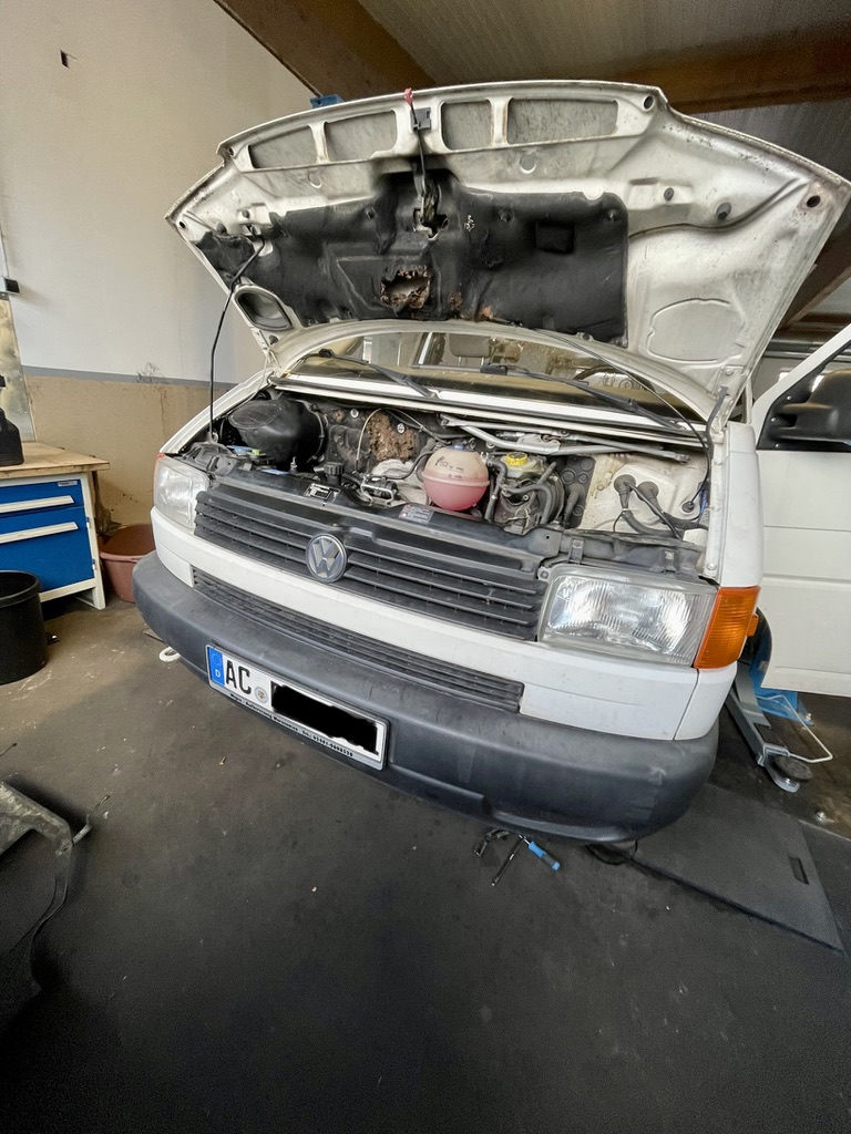VW T4 AAC: Schwankende Leerlaufdrehzahl und Sägen – bei uns war es nur ein Unterdruckschlauch