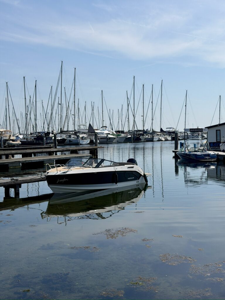Ein weiteres Hobby: Motorboot fahren – Freiheit auf dem Wasser